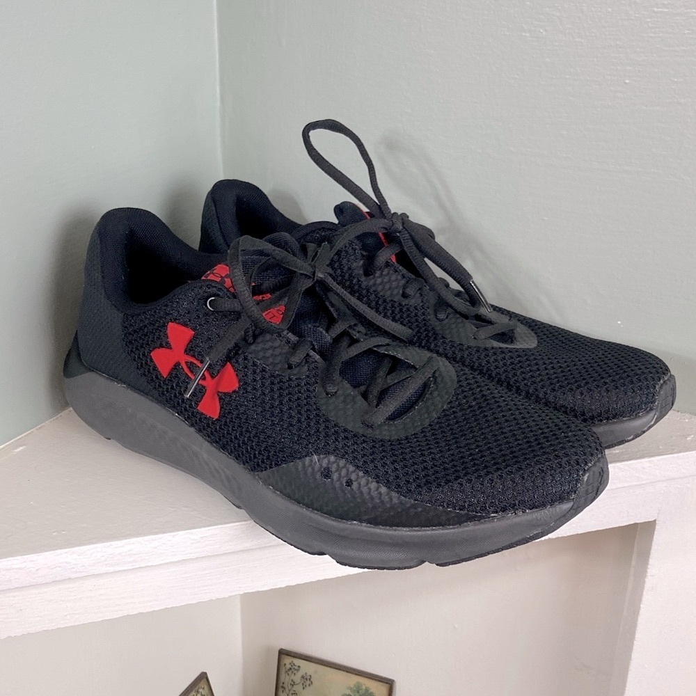 Mens 12 Under Armour Black Sneakers Red Logo charged pursuit running shoes